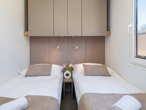 Moderne slaapkamer in Family Premium Holiday Home in Aminess Style Camping Avalona Resort, Kroatië.