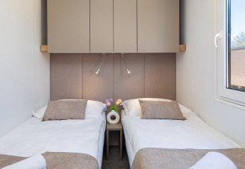 Camera moderna in Family Premium Holiday Home ad Aminess Style Camping Avalona Resort, Croazia.