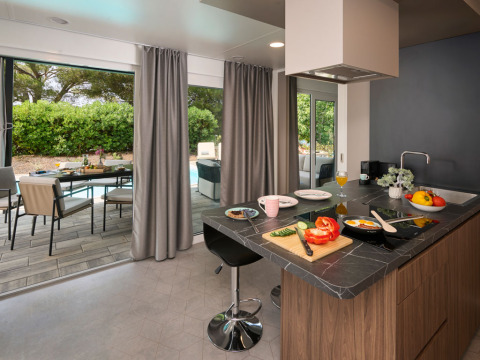 Cucina moderna e zona pranzo ad Amber Sea Luxury Holiday Home con piscina privata presso Aminess Style Camping Atea, Croazia.