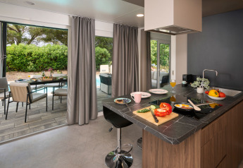 Moderne keuken en eetplaats in Amber Sea Luxury Holiday Home met privézwembad bij Aminess Style Camping Atea, Kroatië.