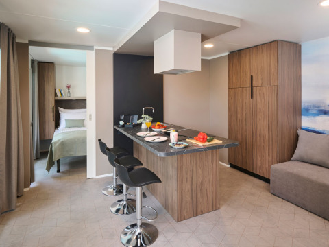 Cucina moderna e soggiorno all’Amber Sea Luxury Holiday home con piscina privata ad Aminess Style Camping Atea, Croazia.