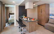 Cucina moderna e soggiorno all’Amber Sea Luxury Holiday home con piscina privata ad Aminess Style Camping Atea, Croazia.