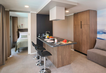 Moderne keuken en leefruimte in Amber Sea Luxury Holiday home met privézwembad bij Aminess Style Camping Atea, Kroatië.