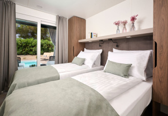 Moderne slaapkamer met twee aparte bedden en uitzicht op privézwembad bij Amber Sea Luxury Holiday Home Kroatië.