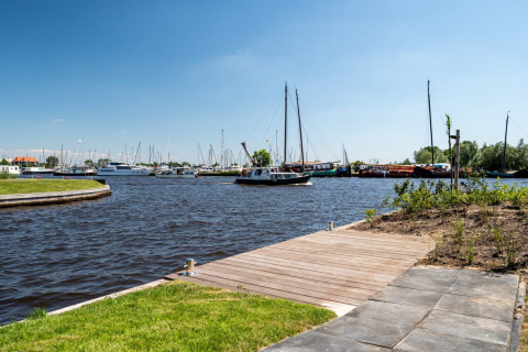 Zicht op boten en water bij het vakantiepark Tusken de Marren in Friesland, Nederland op een zonnige dag.