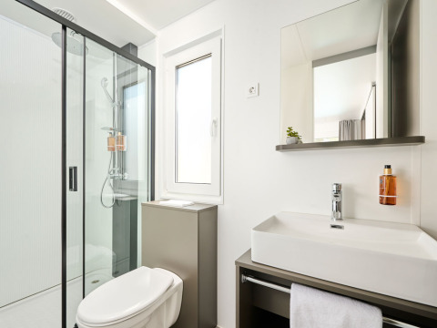 Modernes Hotelbad mit Dusche, WC und Waschbecken im Amber Sea Luxury Holiday Home in Kroatien.