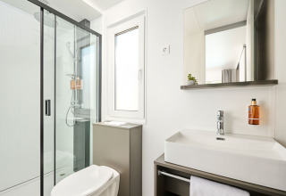 Modernes Hotelbad mit Dusche, WC und Waschbecken im Amber Sea Luxury Holiday Home in Kroatien.