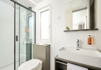 Moderne hotelbadkamer met douche, toilet en wastafel in Amber Sea Luxury Holiday Home in Kroatië.