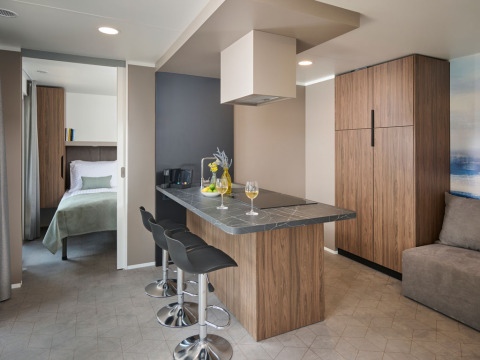 Cucina e soggiorno moderni nell'Amber Luxury Holiday Home presso Aminess Style Camping Atea Resort, Croazia.