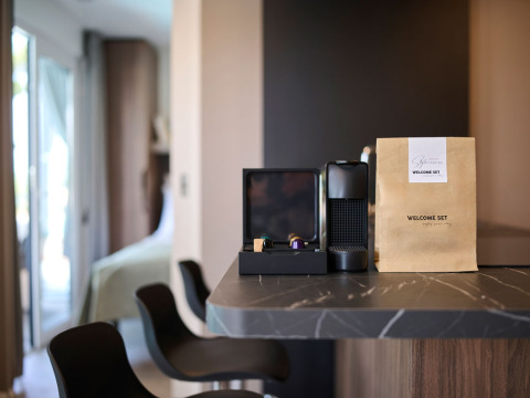 Koffiemachine en welkomstset op een aanrecht in Amber Luxury Holiday Home, Aminess Style Camping Atea, Kroatië.