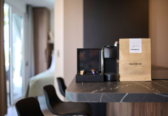 Kaffemaskine og velkomstsæt på en bordplade i Amber Luxury Holiday Home, Aminess Style Camping Atea, Kroatien.