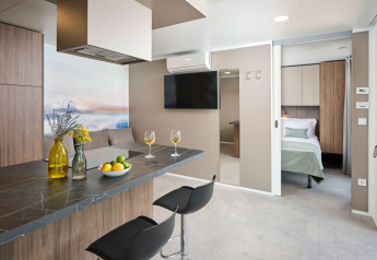 Moderne indretning af stue og køkken i Amber Luxury Holiday home ved Aminess Style Camping Atea Resort, Kroatien.