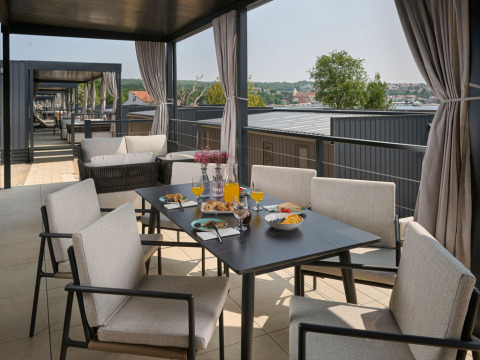 Terrazza esterna con tavolo da pranzo presso Amber Luxury Holiday Home, Aminess Style Camping Atea Resort, Croazia.