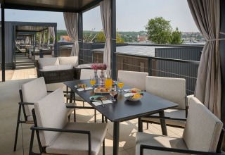 Terrazza esterna con tavolo da pranzo presso Amber Luxury Holiday Home, Aminess Style Camping Atea Resort, Croazia.