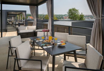 Udendørs spiseområde på Amber Luxury Holiday Home, Aminess Style Camping Atea Resort, Kroatien, med mad og udsigt.