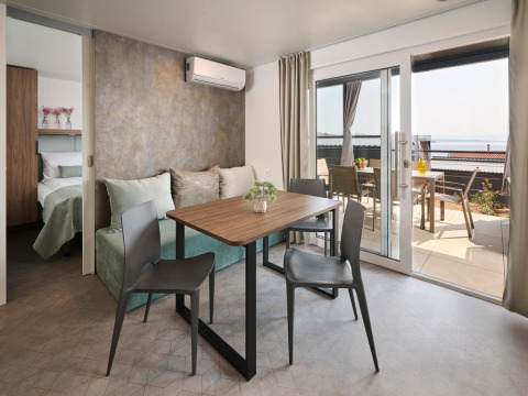 Zona living e pranzo moderna di una Premium Holiday Home con terrazza e vista mare, Aminess Style Camping Atea, Croazia.