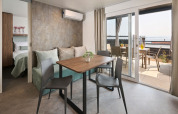 Moderne Premium Holiday Home stue med spisebord, havudsigt og terrasse, Aminess Style Camping Atea, Kroatien.