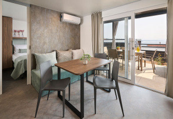 Moderne Premium Holiday Home stue med spisebord, havudsigt og terrasse, Aminess Style Camping Atea, Kroatien.