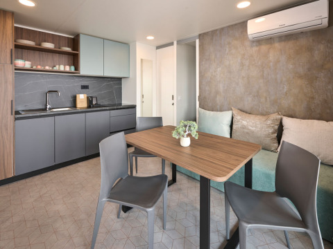 Cocina y comedor modernos en una Premium Holiday Home en Aminess Style Camping Atea Resort en Croacia.