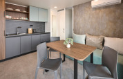 Cucina moderna e zona pranzo in una Premium Holiday Home all’Aminess Style Camping Atea Resort in Croazia.