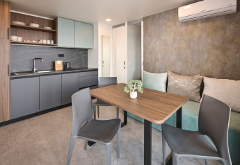 Moderne køkken og spiseområde i Premium Holiday Home på Aminess Style Camping Atea Resort i Kroatien.