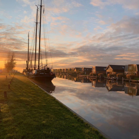 Cabañas al amanecer sobre el agua - Tusken de Marren - Akkrum, Frisia, Países Bajos