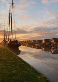 Zonsopkomst huisjes aan het water - Tusken de Marren - Akkrum, Friesland, Nederland