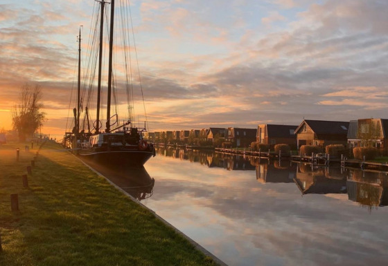 Cabañas al amanecer sobre el agua - Tusken de Marren - Akkrum, Frisia, Países Bajos