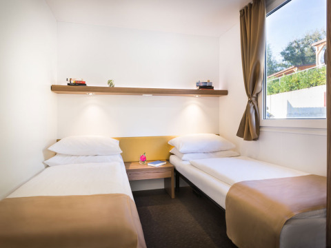Moderne og hyggelig hytte med to enkeltsenge og stort vindue på Comfort Holiday home i Kroatien