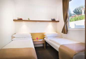 Moderne og hyggelig hytte med to enkeltsenge og stort vindue på Comfort Holiday home i Kroatien
