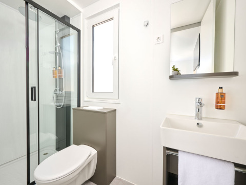 Moderne badkamer met douche, toilet en wastafel in Premium Holiday Home bij Aminess Style Camping Atea Resort in Kroatië.