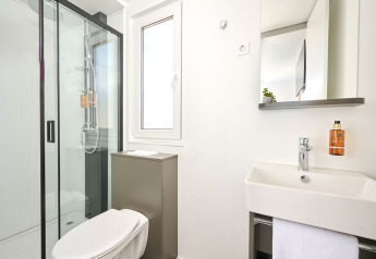 Moderne badeværelse med brusekabine, toilet og håndvask i Premium Holiday Home på Aminess Style Camping Atea Resort.