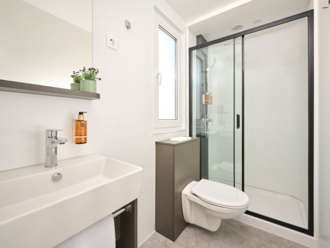 Baño moderno con ducha, inodoro suspendido y lavabo en Premium Holiday Home, Aminess Style Camping Atea Resort, Croacia.
