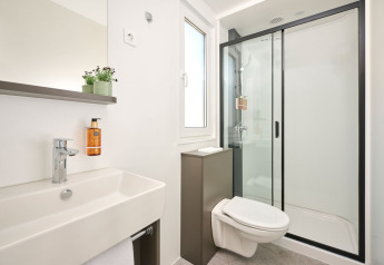 Moderne badeværelse med brusekabine, håndvask og væghængt toilet på Premium Holiday Home, Aminess Style Camping Atea Resort, Kroatien.