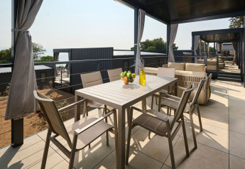 Udendørs spiseplads på terrassen ved Premium Holiday Home, Aminess Style Camping Atea Resort, Kroatien.