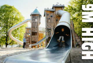 Bambini si divertono su uno scivolo alto 9 metri al Camping Fuussekaul, parco vacanze a Wiltz, Lussemburgo.