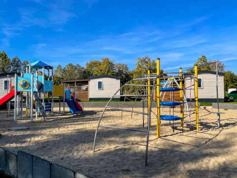 Parco giochi con scivoli e strutture da arrampicata su sabbia al Camping Fuussekaul a Wiltz, Lussemburgo.