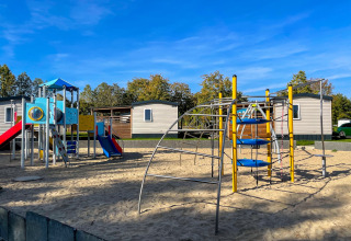 Parco giochi con scivoli e strutture da arrampicata su sabbia al Camping Fuussekaul a Wiltz, Lussemburgo.