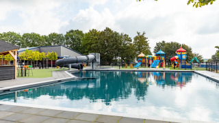 Buitenzwembad met glijbaan - Rhederlaagse Meren - Lathum, Gelderland, Nederland