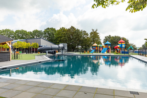 Udendørs swimmingpool med vandrutsjebane - Rhederlaagse Meren - Lathum, Gelderland, Holland