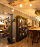 Interior acogedor de restaurante en Camping Fuussekaul en Wiltz, Luxemburgo, con iluminación cálida.