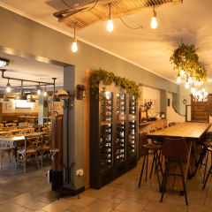 Sfeervol restaurantinterieur bij Camping Fuussekaul in Wiltz, Luxemburg, met warme verlichting.