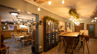 Sfeervol restaurantinterieur bij Camping Fuussekaul in Wiltz, Luxemburg, met warme verlichting.