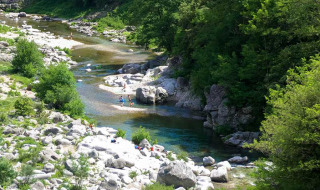 Rivier met rotsen en bomen nabij Saint Jean du Gard, Occitanië, Frankrijk, op een zomerse dag.