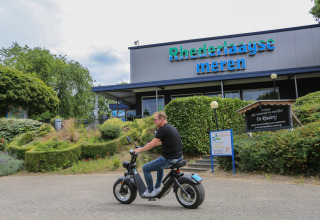 E-scooter voor ingang park - Rhederlaagse Meren - Lathum, Gelderland, Nederland