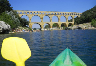 Kajakken op de rivier met uitzicht op een oud aquaduct bij Saint Jean du Gard, Occitanie, Frankrijk.