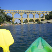 Kajakken op de rivier met uitzicht op een oud aquaduct bij Saint Jean du Gard, Occitanie, Frankrijk.