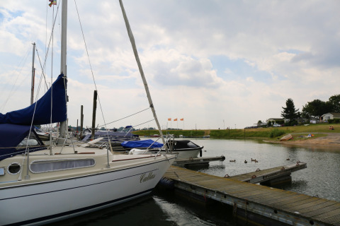 Puerto _ barcos en el embarcadero - Rhederlaagse Meren - Lathum, Gelderland, Países Bajos