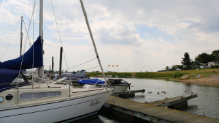 Haven _ bootjes aan steiger - Rhederlaagse Meren - Lathum, Gelderland, Nederland