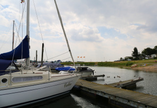 Haven _ bootjes aan steiger - Rhederlaagse Meren - Lathum, Gelderland, Nederland